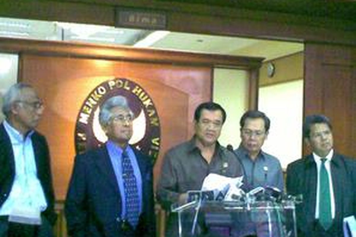 Tim penyaring calon Pelaksana Tugas (Plt) Pimpinan Komisi Pemberantasan Korupsi (KPK), atau Tim Lima, mengumumkan kriteria dasar Plt usai rapat perdana di Kantor Menko Polhukam, Kamis (24/9). Dari kiri ke kanan, mantan Ketua KPK Taufiequrahman Ruki, Anggota Wantimpres Adnan Buyung Nasution, Menko Polhukam Widodo AS, Menhukham Andi Matalatta, dan advokat Todung Mulya Lubis.