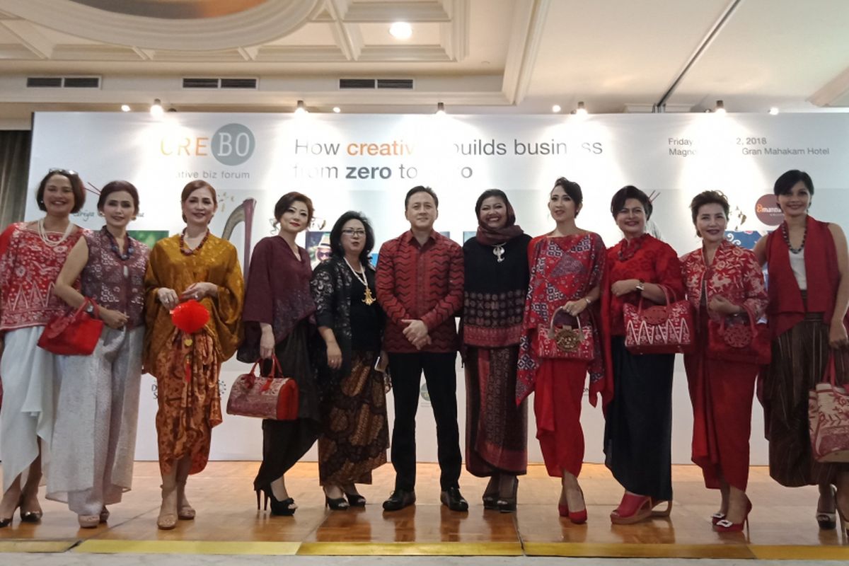 Desainer dan Founder Batik Chic, Novita Yunus (kelima dari kiri) bersama Kepala Badan Ekonomi Kreatif Triawan Munaf serta paraperempuan yang mengenakan koleksi Batik Chic bertemakan Imlek, pada acara Creative Biz Forum, Jumat (2/2/2018)
