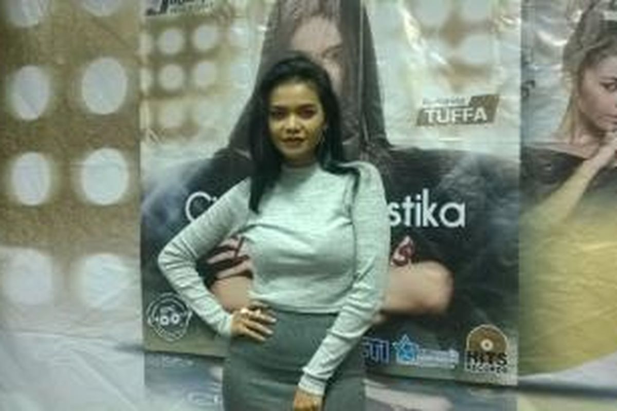 Vokalis Citra Scholastika diabadikan usai jumpa pers perilisan single keduanya yang berjudul Biarkan Ku Sendiri di Gedung Annex, RCTI, Kebon Jeruk, Jakarta Barat, Selasa (8/12/2015). 