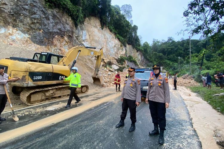 Jalan lintas Riau-Sumbar yang tertimbun longsor di Desa Rantau Berangin, Kecamatan Kuok, Kabupaten Kampar, Riau, Selasa (21/3/2023).