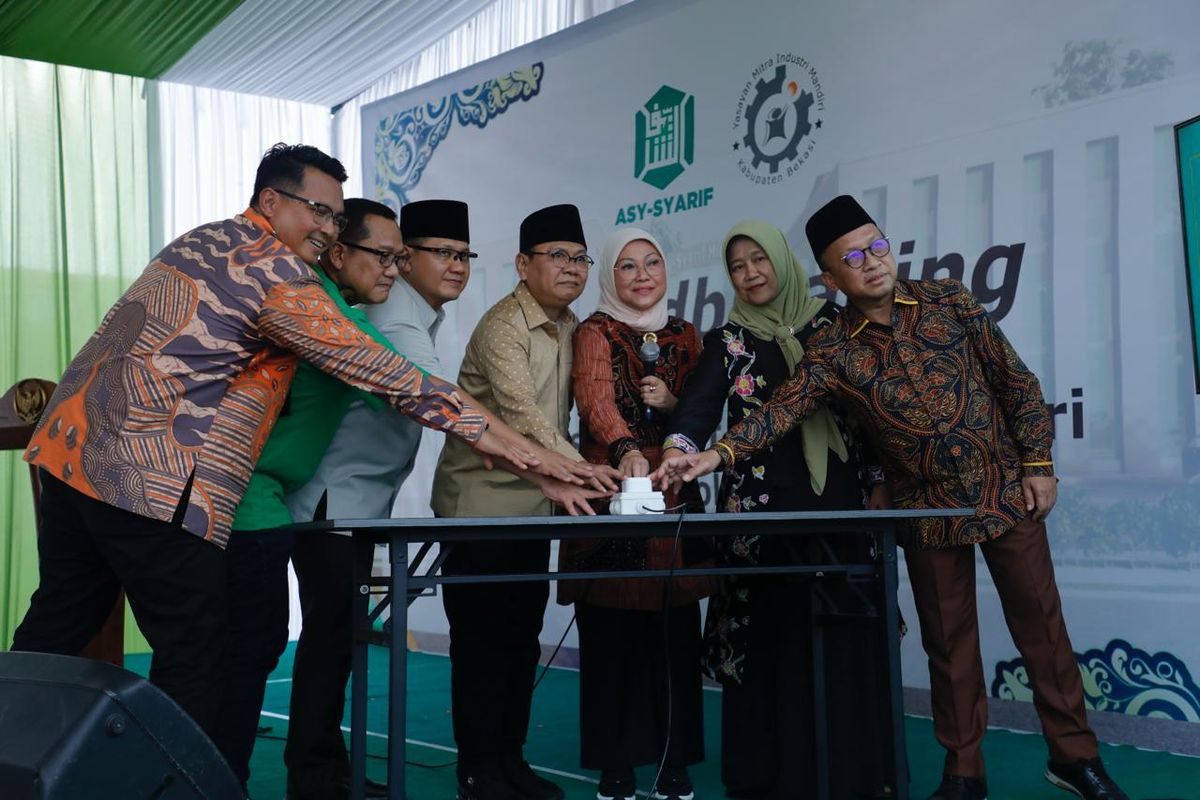 Menteri Ketenagakerjaan Ida Fauziyah pada acara Groundbreaking Pembangunan SMK Asy-Syarif Mitra Industri, di Mojokerto, Jawa Timur, Jumat (8/3/2024).