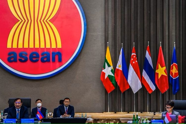 Para menteri luar negeri negara-negara Perhimpunan Bangsa-Bangsa Asia Tenggara (ASEAN) menghadiri Pertemuan Menteri Luar Negeri ASEAN Khusus (SAFMM) di gedung umum sekretariat ASEAN, Jakarta, 27 Oktober 2022.