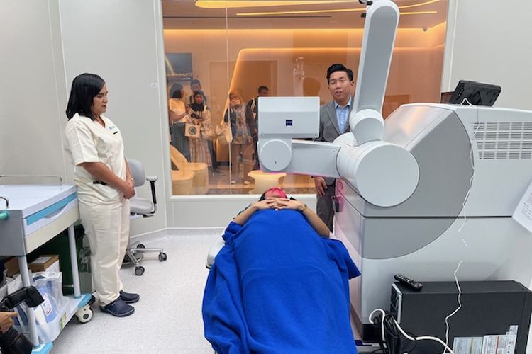 Tindakan Smile Pro di Mayapada Eye Center merupakan inovasi dari Carl Zeiss dengan menggunakan mesin Visumax 800 Femtosecond.