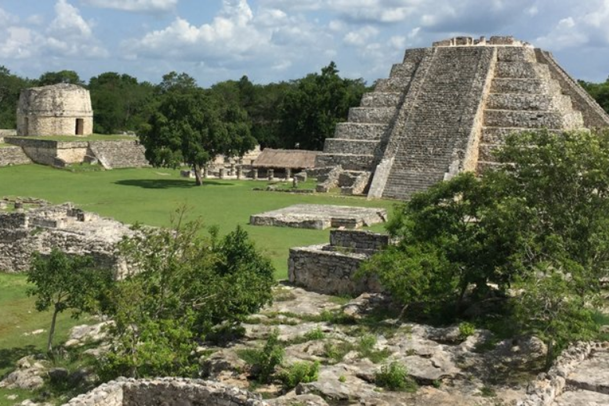 Kuil-kuil Mayapan. Studi baru ungkap pemicu kehancuran peradaban suku Maya Kuno.