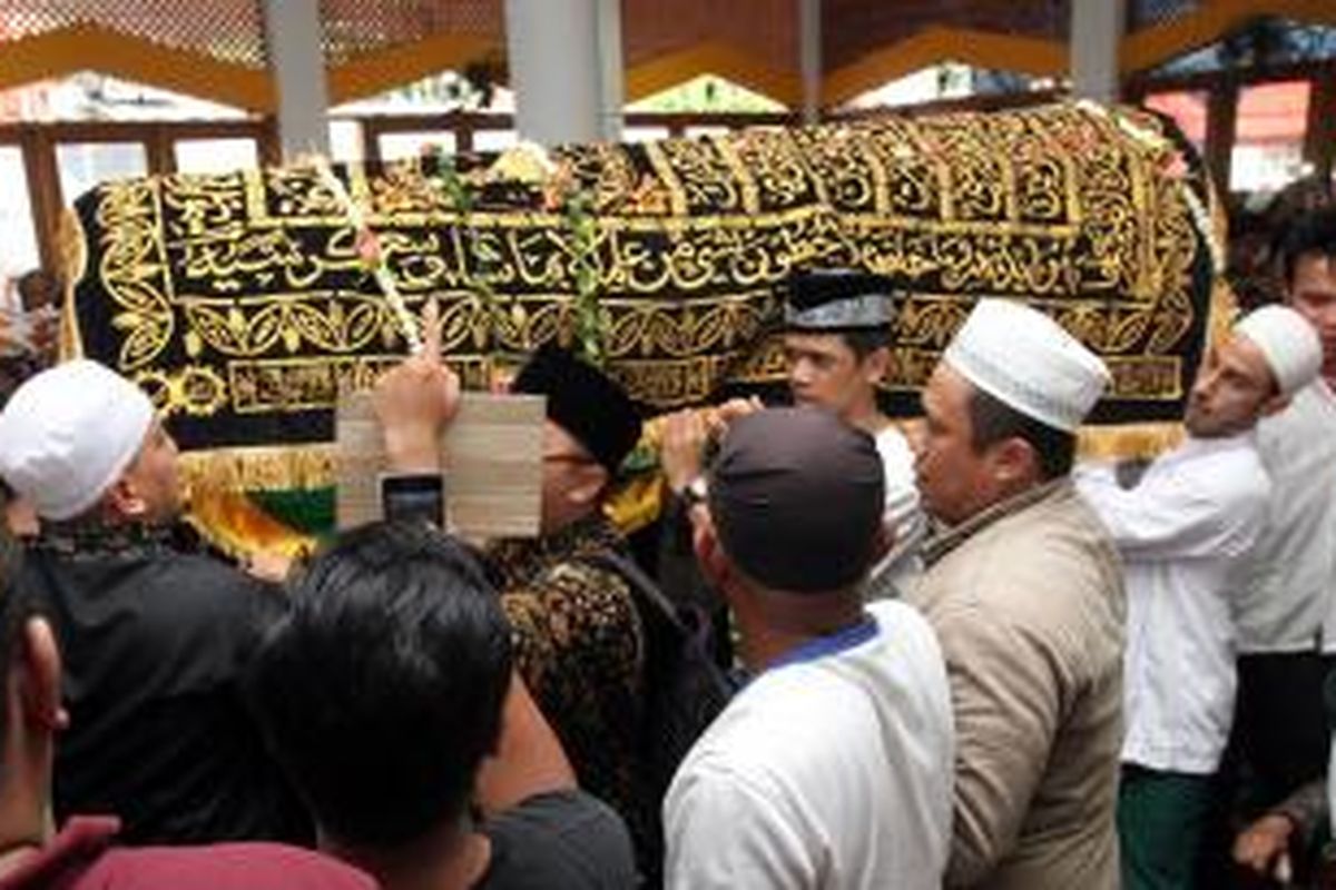 Keluarga dan kerabat mensolatkan jenazah Olga Syahputra di Jalan Kresna Raya, Duren Sawit, Jakarta Timur, Sabtu (28/3/2015). Presenter Olga yang bernama asli Yoga Syahputra tersebut meninggal pada Jumat 27 Maret di Singapura karena sakit.