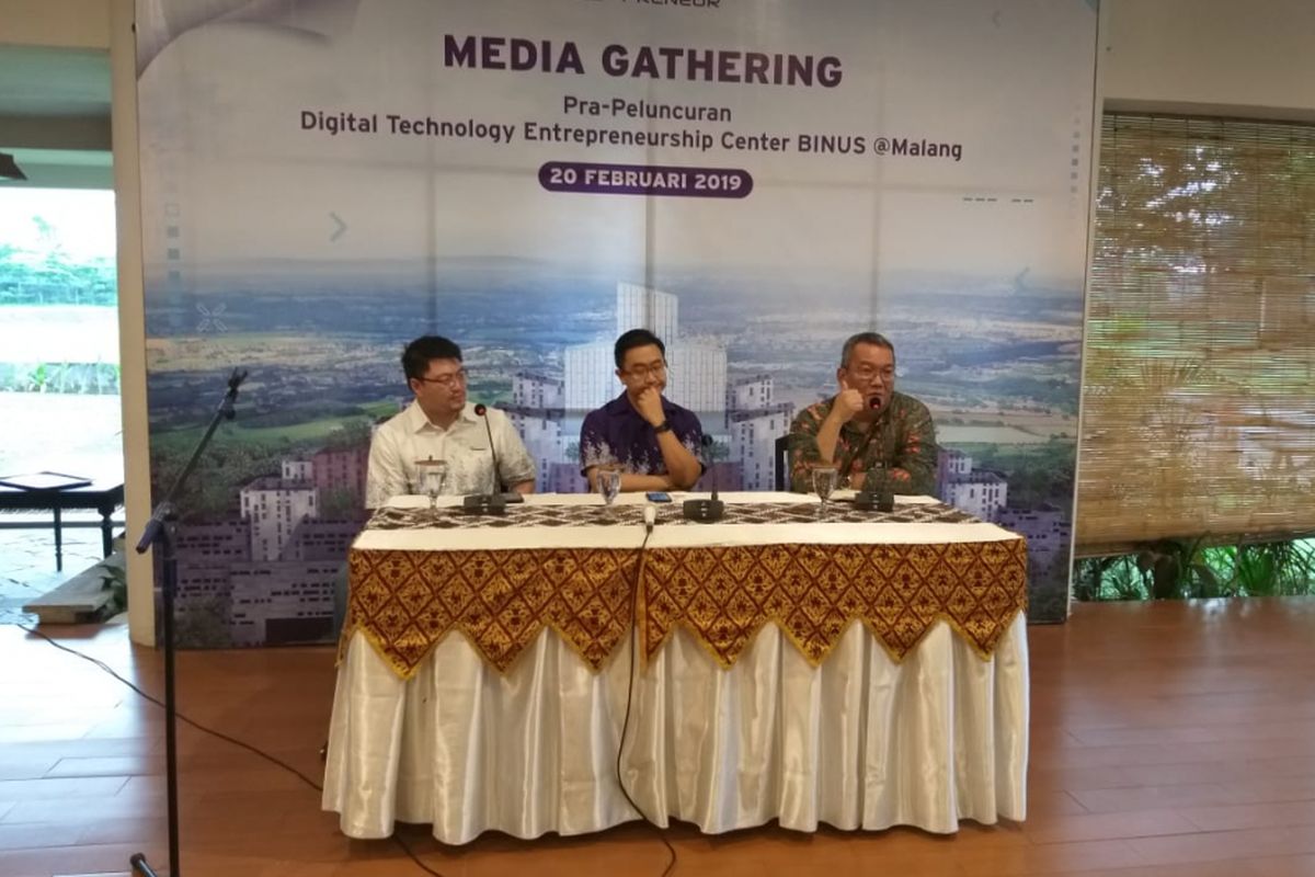 Peluncuran Digital Technology Entrepreneurship Binus Malang, Rabu (20/2/2019). Dihadiri oleh Rektor Institut Teknologi Riset Binus Malang Boto Simatupang (kanan), dan Stephen Wahyudi Santoso, President of Binus Higher Education (tengah).