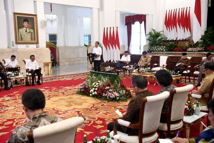 Presiden Joko Widodo (ketiga kiri) menyampaikan pengarahan saat memimpin Sidang Kabinet Paripurna di Istana Negara, Jakarta, Selasa (9/1/2024). Sidang Kabinet tersebut terkait Peningkatan Kinerja Aparatur Sipil Negara Melalui Keterpaduan Layanan Digital Pemerintah. ANTARA FOTO/Sigid Kurniawan/nym.