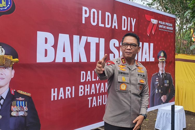 Kapolda DIY Irjen Pol Suwondo Nainggolan ditemui sesusai menyerahkan bantuan sumur bor untuk warga Padukuhan Serpeng Lor, Kalurahan Pacarejo, Semanu, Gunungkidul, pada Senin (19/6/2023).