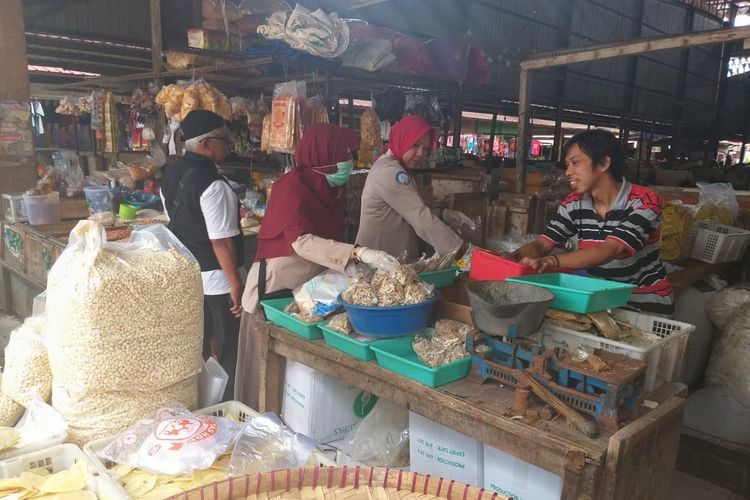 Badan Karantina Ikan, Pengendalian Mutu, dan Keamanan Hasil Perikanan (BKIPM) Semarang melakukan pengambilan sampel ikan dan cumi kering di Pasar Hartono dan Pasar Segamas, Purbalingga, Jawa Tengah, Senin (20/5/2019).