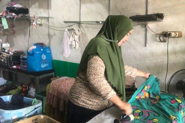 Tini (43), pemilik Laundry One di Jl Gagak No1, Kelurahan Mariso, Kecamatan Mariso, Kota Makassar. 
