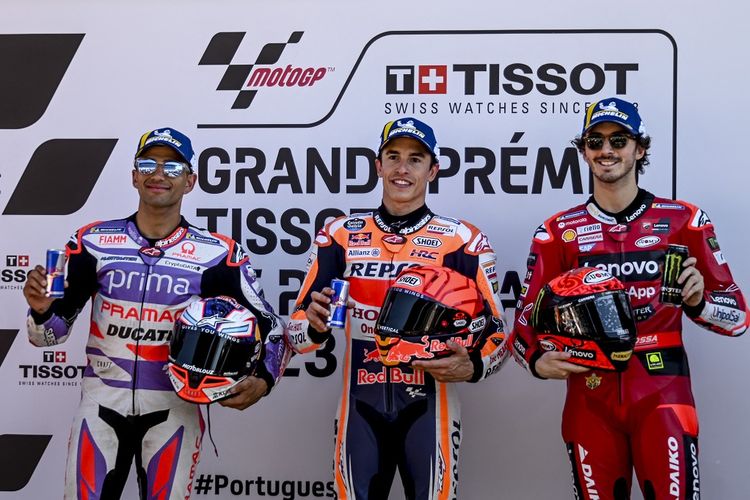 Pebalap Repsol Honda Marc Marquez (tengah) setelah merampungkan sesi kualifikasi MotoGP Portugal 2023 di Sirkuit Internasional Algarve, Sabtu (25/3/2023) malam WIB. Marc Marquez mengakhiri sesi kualifikasi MotoGP Portugal 2023 dengan catatan waktu lap tercepat. Artikel ini berrisi jadwal race MotoGP Portugal 2023.