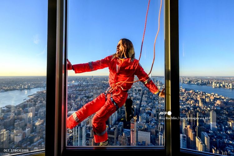Aktor dan penyanyi Jared Leto memanjat gedung pencakar langit The Empire State Building, New York City, Rabu (8/11/2023). 