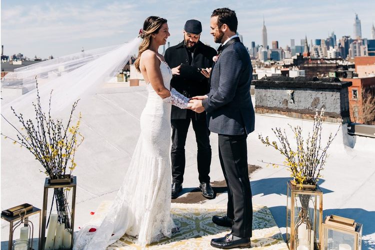 Pasangan Paula Fastuca dan Ken Caccavale menggelar pernikahan di atap apartemen mereka di Brooklyn.