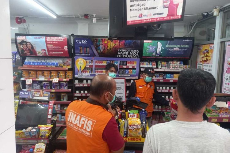 Tim Inafis Polresta Bandung tengah melakukan identifikasi dalam sebuah minimarket di Kecamatan Cileunyi, Kabupaten Bandung, Jawa Barat, Senin (12/8/2024)