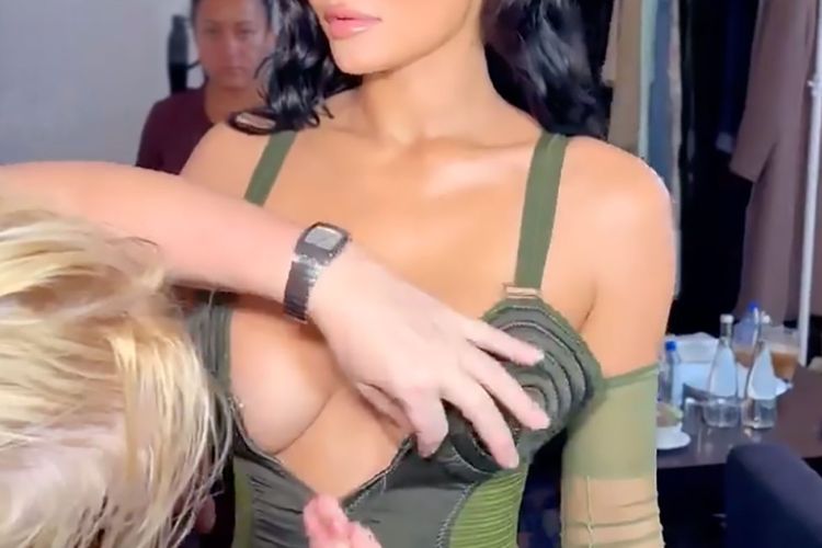 Demi ukuran gaun yang pas di tubuh, Kylie merelakan gaun dijahit langsung ketika ia mengenakannya.