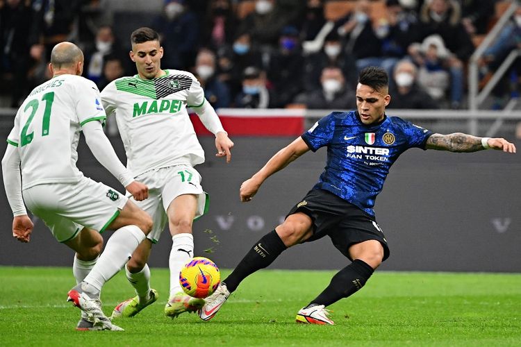 Pertandingan antara Inter Milan dan Sassuolo pada pekan ke-26 Liga Italia 2021-2022. Laga Inter Milan vs Sassuolo digelar di Stadion Giuseppe Meazza pada 20 Februari 2022.