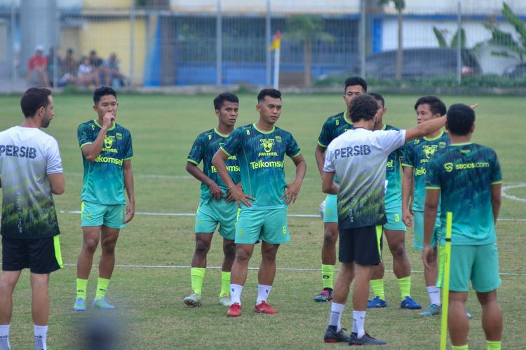 Pemain Persib Bandung tengah mendengarkan arahan pellatih Luis Milla dalam sesi latihan recovery pada Selasa (13/9/2022) di Stadion Persib, Sidolig, Bandung.