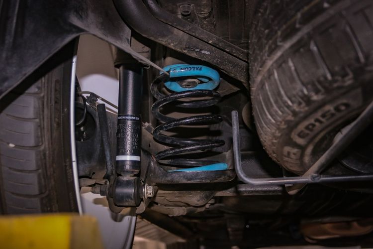 Modifikasi Mitsubishi Xpander milik Gilang berlanjut pada sektor kaki-kaki yang menggunakan per Eibach.