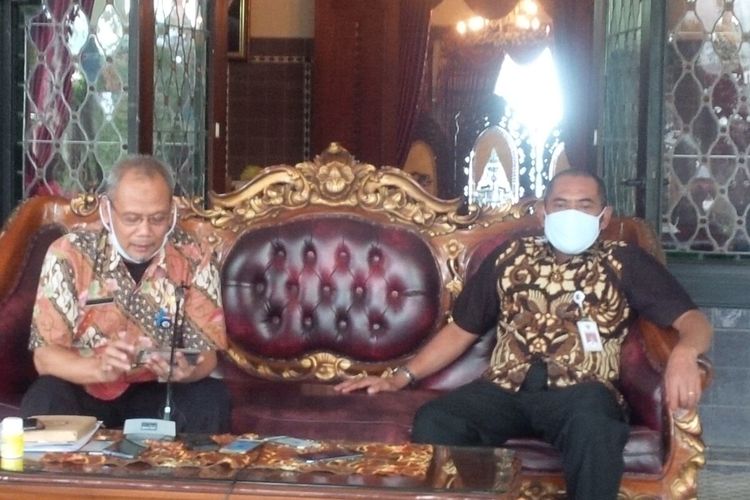 Wali Kota Solo, FX Hadi Rudyatmo dan Ketua Gugus Tugas Percepatan Penanganan Covid-19 yang juga menjabat Sekda Solo, Ahyani dalam konferensi pers perkembangan kasus Covid-19 di Loji Gandrung Solo, Jawa Tengah, Rabu (29/4/2020).