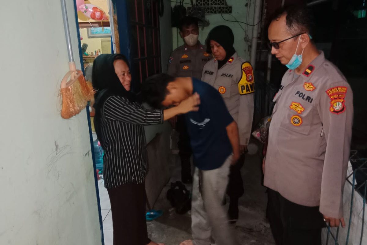 Polisi memulangkan 18 pelajar di Jakarta Barat yang terlibat tawuran beberapa waktu lalu. Mereka dipulangkan langsung ke rumah orangtua masing-masing.