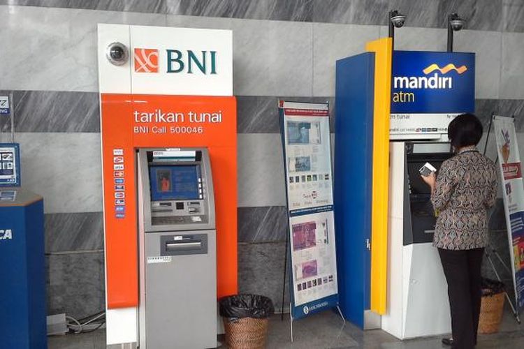 Seorang nasabah sedang melakukan transaksi dengan mesin ATM di Kompleks Perkantoran Bank Indonesia, Jakarta.