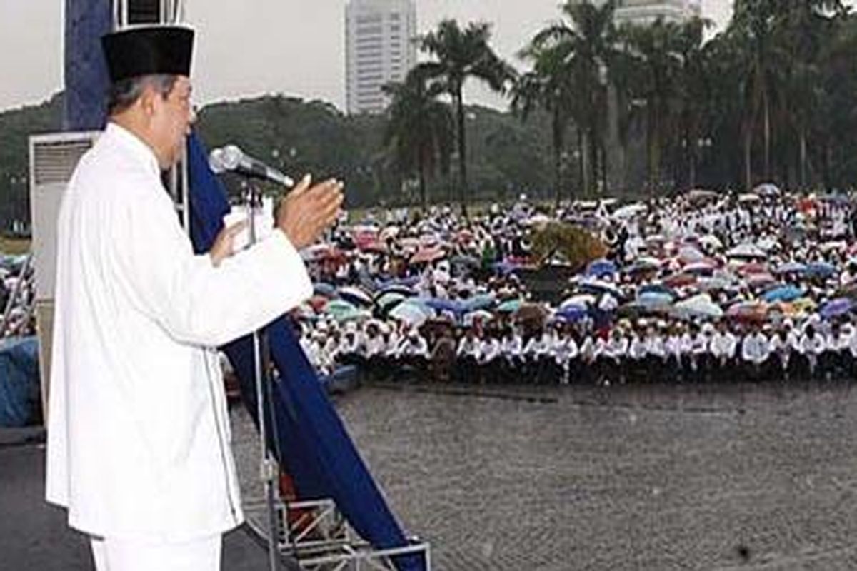 Presiden Susilo Bambang Yudhoyono berdzikir bersama di Silang Monas, Jakarta, Sabtu (13/2/2010) pagi.