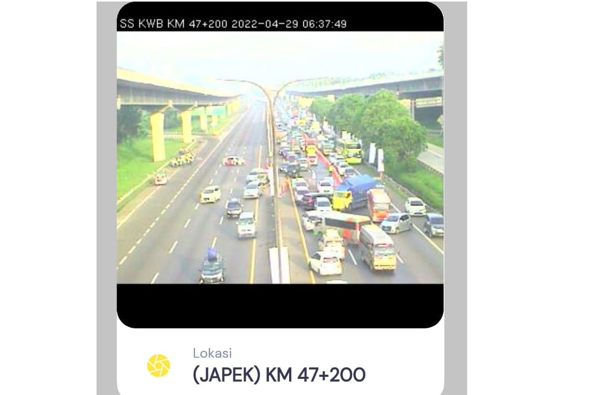 Jalan Tol Jakarta-Cikampek Km 47+200 macet pada Jumat (29/4/2022) pagi. Hari ini diperkirakan memasuki puncak arus mudik Lebaran 2022.