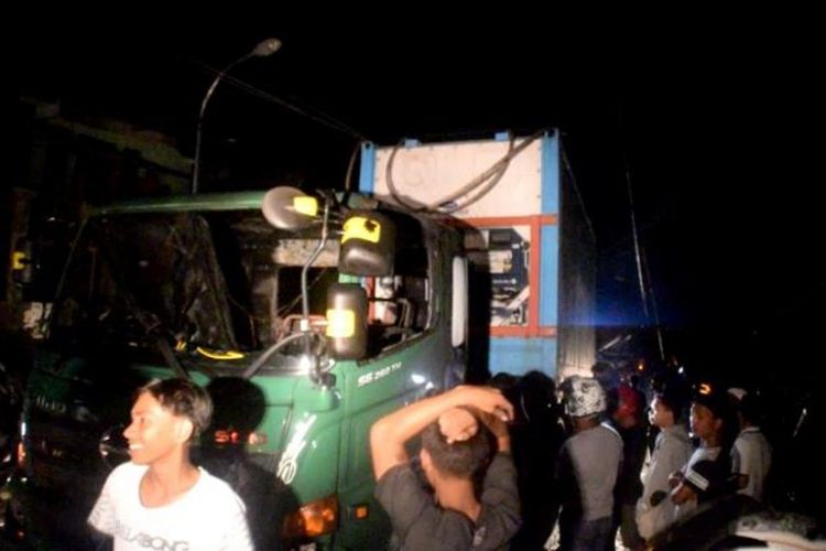 Akibat terkena jaringan kabel listrik, sebuah mobil truk kontainer dengan nomor polisi DT  9697 UG terbakar saat melintas di jalan pahlawan Kelurahan Bukit Wolio indah, kota Baubau, Sulawesi Tenggara, Jumat (23/11/2018), malam. 