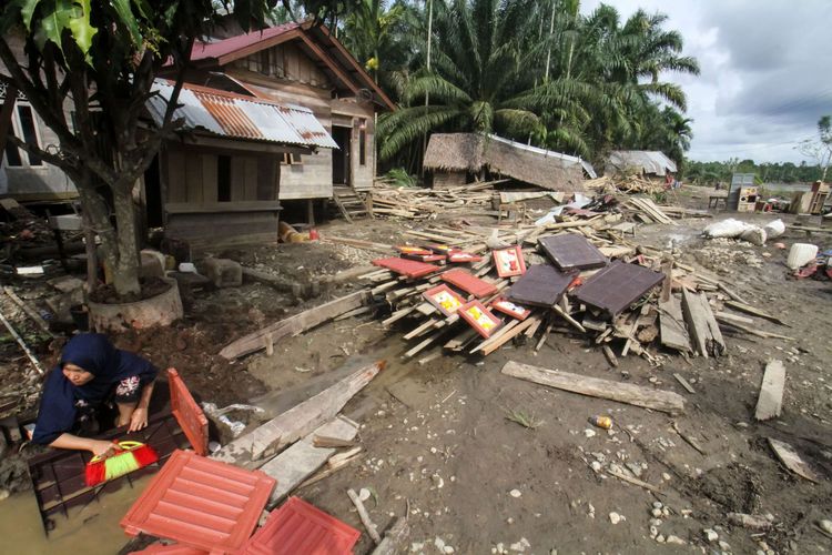 Warga mengumpulkan berbagai barang yang masih bisa diselamatkan pascabanjir di Desa Lubuk Pusaka, Kecamatan Langkahan, Aceh Utara, Aceh, Senin (23/1/2023). Banjir dengan ketinggian mencapai tiga meter akibat meluapnya aliran Sungai Krueng Keureto, Krueng Pirak, dan Krueng Pase pada Sabtu (21/1/23) mengakibatkan tujuh unit rumah warga ambruk diterjang banjir.