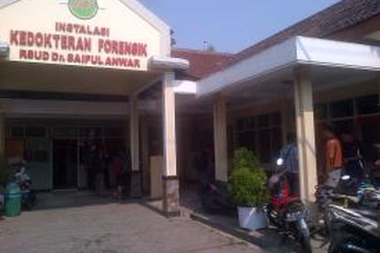 Dua perampok Indomart yang mati ditempat polisi langsung dibawa ke kamar jenazah RSSA Malang, Jawa Timur, Kamis (30/10/2014). 