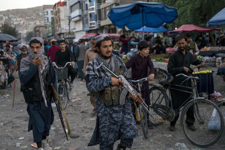 Taliban berpatroli di pasar Kota Tua Kabul, Afghanistan, Selasa, 14 September 2021.