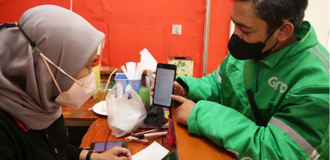Hampir setiap hari kedai Sego Krenyes milik Sofwan Adi ramai dikunjungi oleh mitra pengantaran Grab yang tengah mengambil pesanan melalui layanan GrabFood.