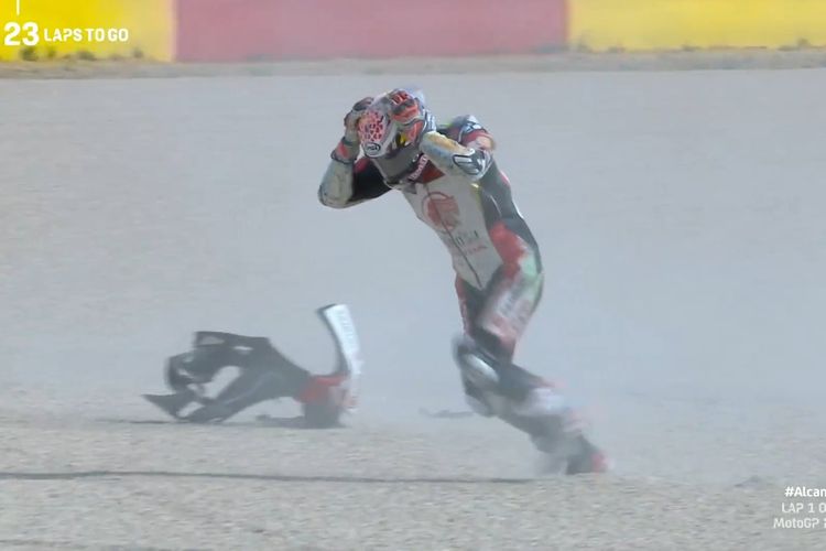 Pebalap LCR Honda, Takaaki Nakagami, langsung terjatuh pada lap pertama MotoGP Teruel, Minggu (25/10/2020. 