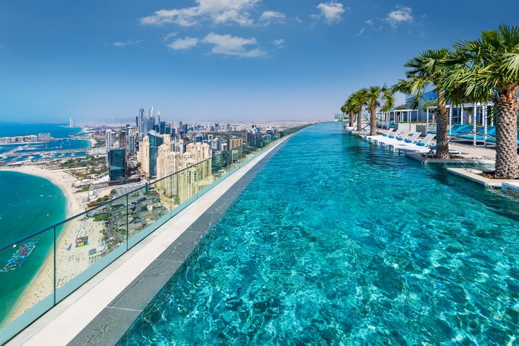 Infinity pool tertinggi di dunia yang berada di Address Beach Resort, Dubai, Uni Emirat Arab (https://www.addresshotels.com/en/resorts/address-beach-resort/).