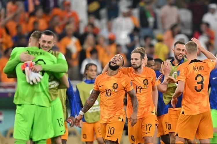 Para pemain timnas Belanda merayakan kemenangan pada laga pertama fase grup Piala Dunia 2022 kontra Senegal, 21 November 2022. Belanda yang lolos ke 16 besar sebagai juara Grup A selanjutnya akan melawan Amerika Serikat, Sabtu (3/12/2022) mendatang. Artikel ini berisi link live streaming Belanda vs Amerika Serikat.