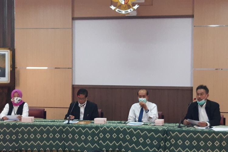 Rektor UNS Solo Jamal Wiwoho dan jajaran mengumumkan hasil SNMPTN UNS 2021 di gedung rektorat kampus setempat, Senin (22/3/2021).