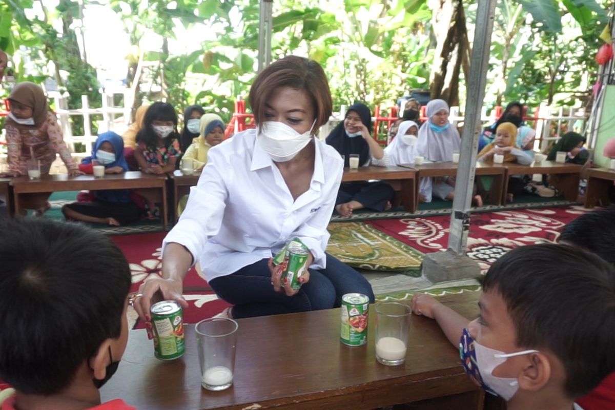 Mira Buanawati, Head of Legal & Corporate Affairs Krat Heinz Indonesia & PNG berbagi sarapan pagi bersama anak-anak di kawasan Bintaro, Jakarta. Sejalan dengan momentum Pekan Sarapan Nasional (PESAN), Heinz ABC Indonesia lanjutkan kolaborasi bersama FoodCycle Indonesia dalam program donasi sarapan ?Semangat Pagi Indonesia? dengan membagikan 21.000 paket sarapan kepada 500 anak-anak dari beberapa panti asuhan.