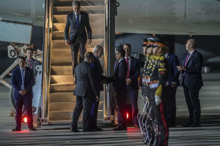 Presiden Amerika Serikat Joe Biden (ketiga kiri) tiba di terminal VVIP I Bandara I Gusti Ngurah Rai Bali, Minggu (13/11/2022). Kedatangan Presiden Amerika Serikat tersebut untuk mengikuti KTT G20 yang akan berlangsung pada 15-16 November. ANTARA FOTO/Media Center G20 Indonesia/Galih Pradipta/nym.