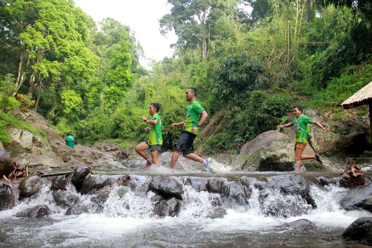 Peserta lomba lari Banyuwangi Ijen Green Run 2016 melintasi sungai di kaki Gunung Ijen, Banyuwangi. Pemerintah Banyuwangi kembali menggelar Banyuwangi Ijen Green Run pada 23 Juli 2017. Peserta lomba berasal dari dalam dan luar negeri. 