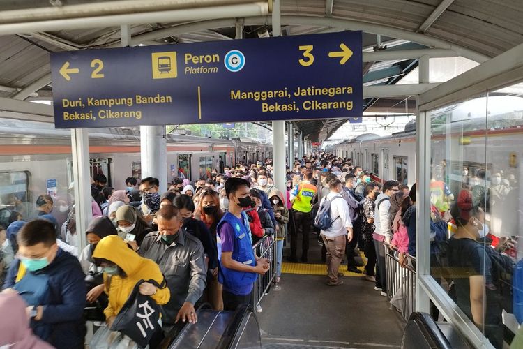 Suasana peron dua dan tiga di Stasiun Tanah Abang yang dipadati penumpang, Jakarta Pusat, Selasa (2/5/2023). (KOMPAS.com/XENA OLIVIA)