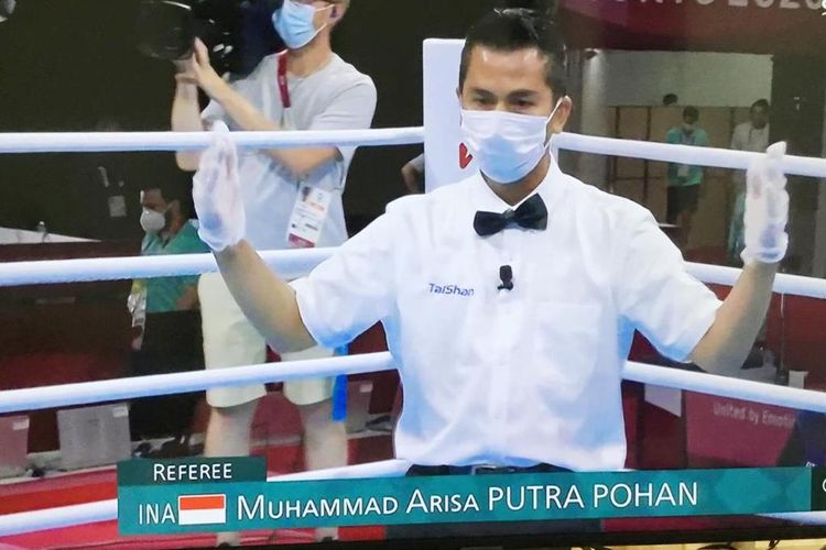 Muhammad Arisa Putra Pohan alias Boy Pohan saat memimpin laga tinju pada Olimpiade Tokyo 2020.