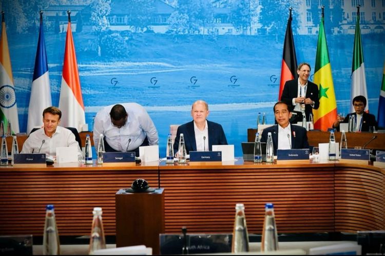 Presiden Joko Widodo dan para pemimpin dunia pada Konferensi Tingkat Tinggi (KTT) G7 sesi II dengan topik ketahanan pangan dan kesetaraan gender, yang berlangsung di Elmau, Jerman (27/6/2022). Negara G7 mulai batasi harga minyak Rusia pada Senin (5/12/2022).