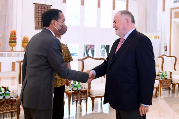 Sebelum bertolak menuju Kamboja, Presiden Joko Widodo melakukan pertemuan dengan Presiden World Water Council (WWC) Loïc Fauchon di Ruang VVIP Bandara I Gusti Ngurah Rai, Provinsi Bali, pada Rabu, 9 November 2022. 