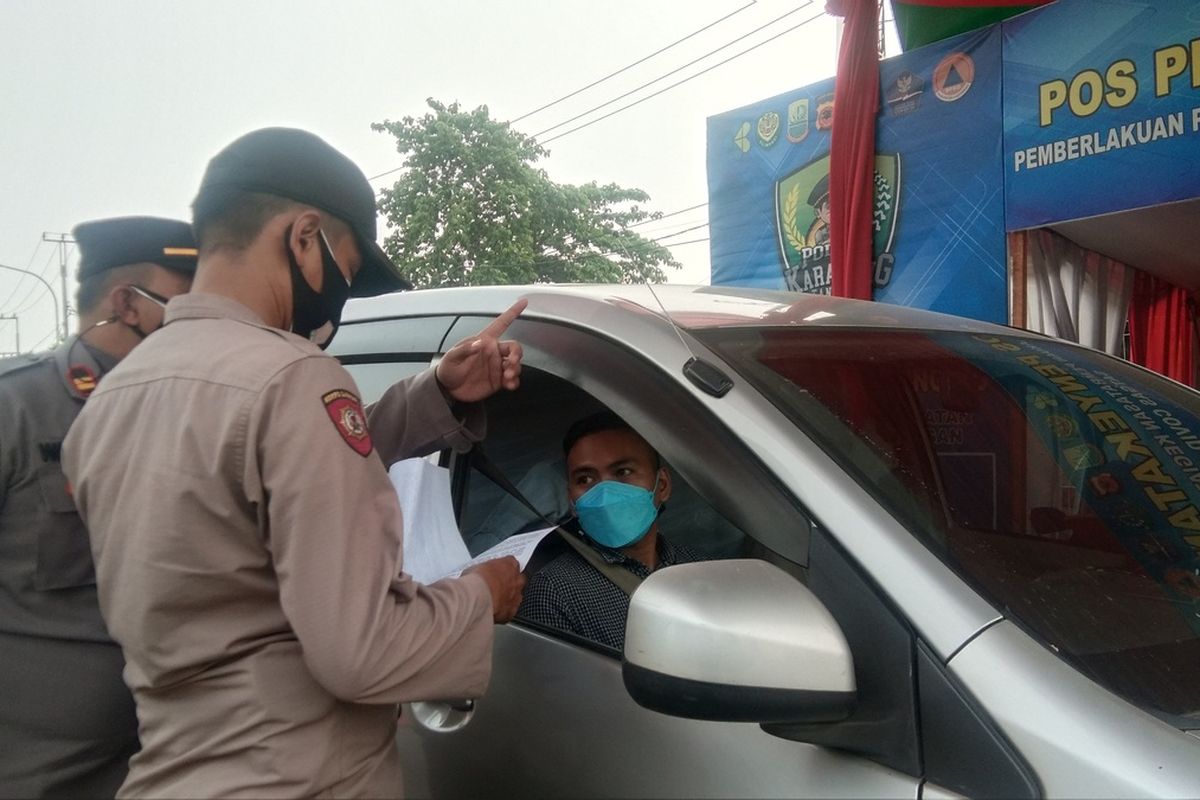 Penyekatan PPKM Darurat di Exit Tol Karawang Barat, Kamis (15/7/2021).