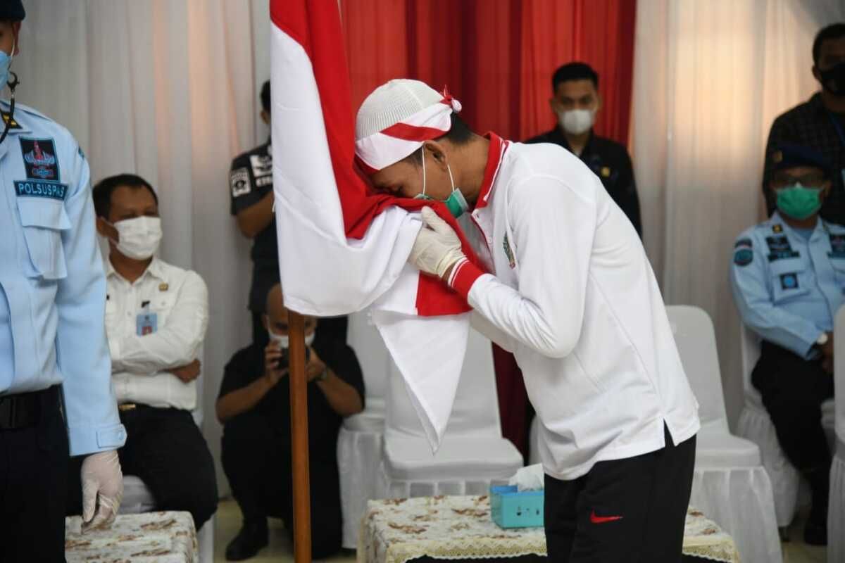 Sebanyak 34 narapidana terorisme bertekad kembali ke Negara Kesatuan Republik Indonesia (NKRI) setelah pengucapan ikrar setia kepada Pancasila di Lembaga Pemasyarakatan (Lapas) Gunung Sindur, Kabupaten Bogor, Jawa Barat, Kamis (15/4/2021).