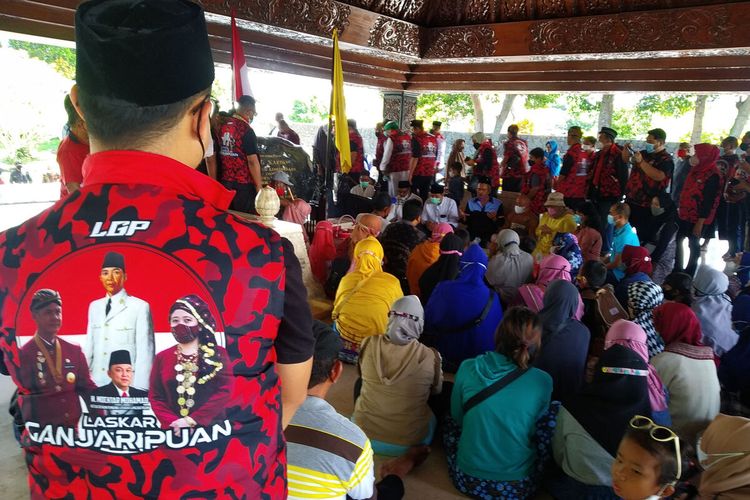 Puluhan orang anggota Laskar Ganjar-Puan berdoa di pusara Makam Presiden Soekarno di Kota Blitar, Minggu (6/2/2022)