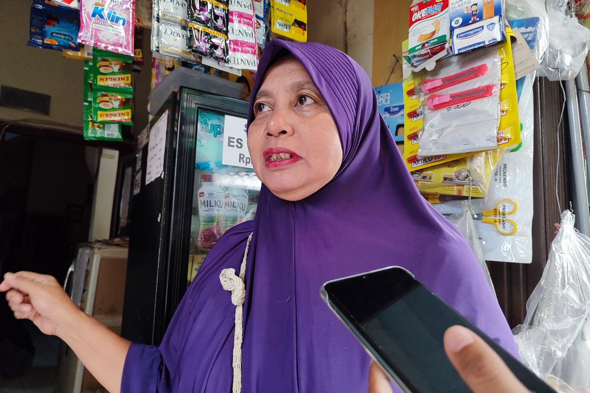 Purwanti (50), pemilik warung di Sukmajaya Depok yang kemalingan, Jumat (15/8/2023). 