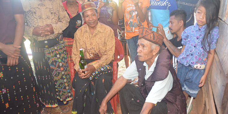 Tua adat Uku Besi sedang meletakkan Rugha Manuk Kampung (telur ayam kampung) untuk diinjak oleh pengantin perempuan saat Ritual Gerep Rugha Manuk Uku Besi Wajur, Desa Wajur, Kecamatan Kuwus Barat, Flores, NTT, Kamis (11/7/2019).