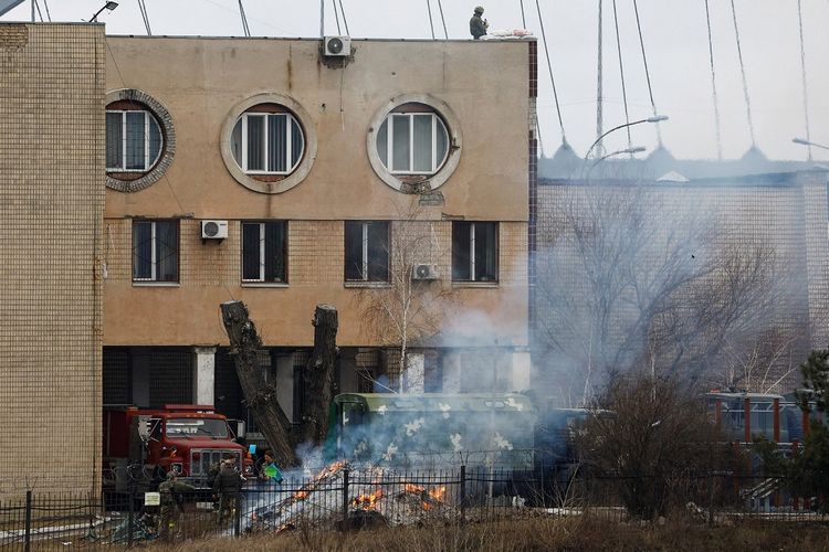 Sejumlah orang berseragam melempatkan berbagai benda ke api di depan gedung intelijen di unit Kementrian Pertahanan Ukraina, di Kyiv, Ukraina, Kamis (24/2/2022). ANTARA FOTO/REUTERS/Umit Bektas/FOC/djo