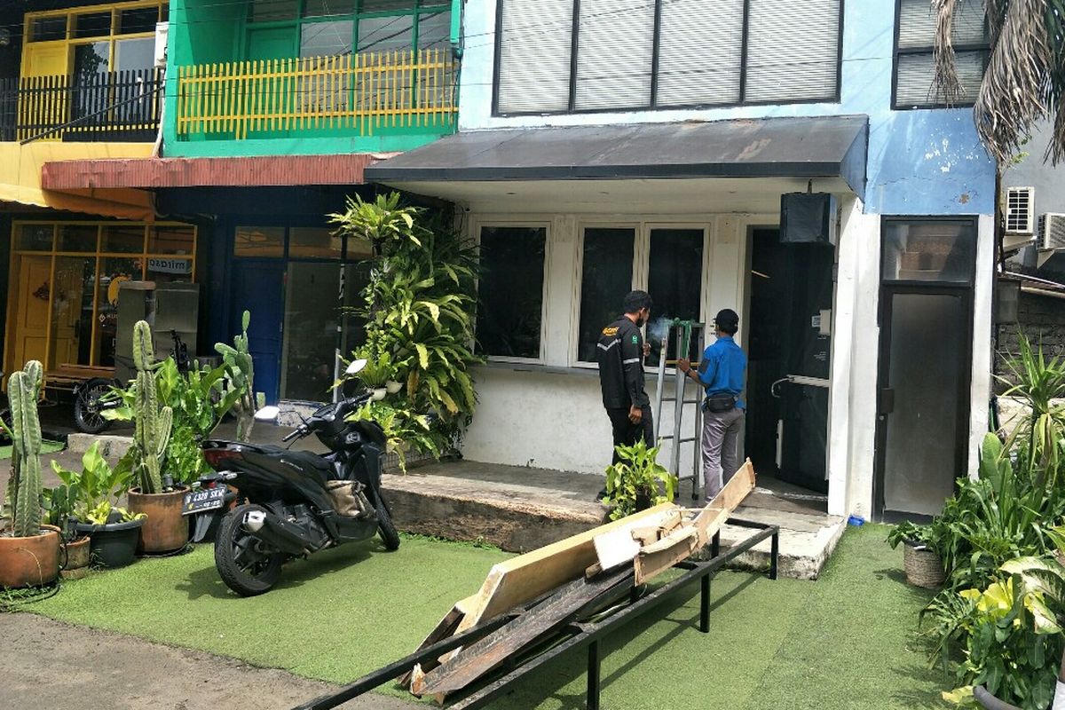 Sederet kafe yang berdiri di atas saluran air di Kemang Utara, Bangka, Mampang Prapatan, Jakarta Selatan, Jakarta Selatan, mulai ditutup.